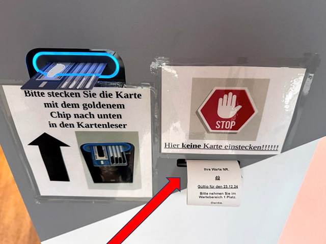 Sie erhalten eine Nummer und können diese als Ausdruck mitnehmen